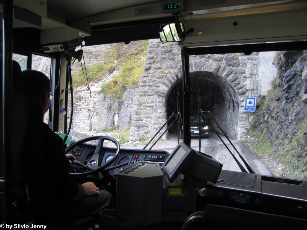 Zwei Bilder aus besonderer Perspektive: Whrend der 1.8m breite Skoda Oktavia im Tunnel ''Val Pischot'' ausreichend Platz hat, wird es mit dem 2.3m breiten Mercedes/FHS O303 eher knapp, 6.10.2012 