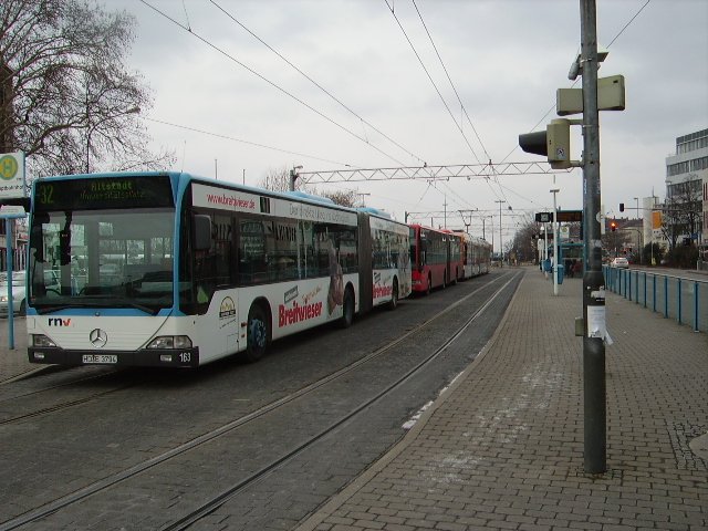 Zwei Citaro Gelenkbusse in Heidelberg Hbf und eine Straenbahn hinten noch dran. 