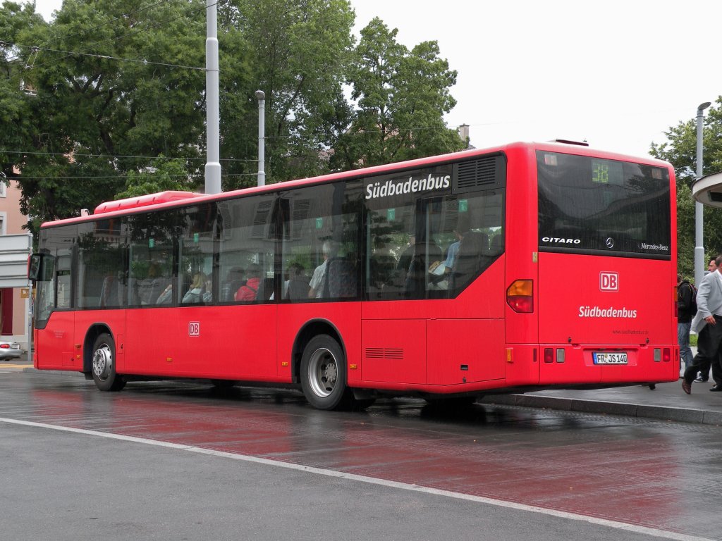 Zwei Kurse der Linie 38 nach Wylen Siedlung fahren die roten aus Deutschland (Sdbadenbus). Die Aufnahme entstand am 07.07.2009 am Wettsteinplatz. 