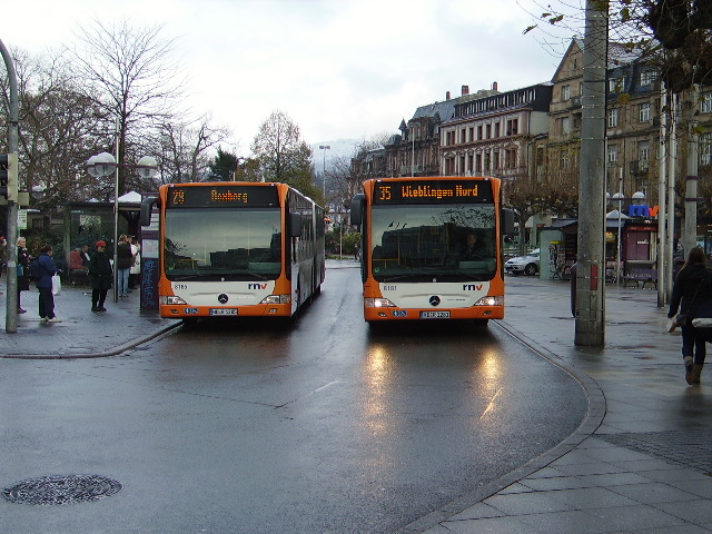 Zwei neue RNV Busse am Bismarckplatz in Heidelberg am 27.11.10