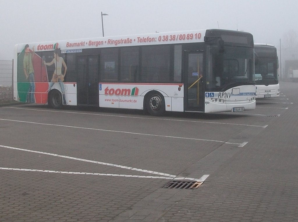 Zwei parkende Busse am 22.Januar 2011 im Busdepot Bergen/Rgen.Aufnahme von der Strae aus.