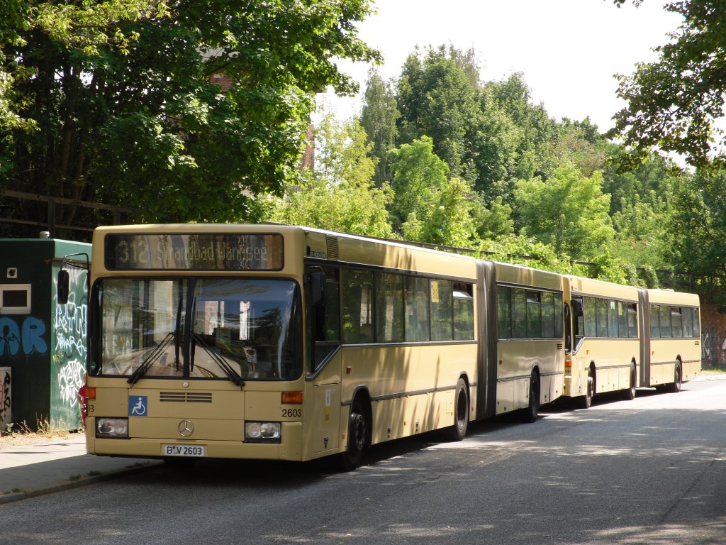 Zwei Sandgelbe BVG Busse am S Nikolassee 21.7.2010