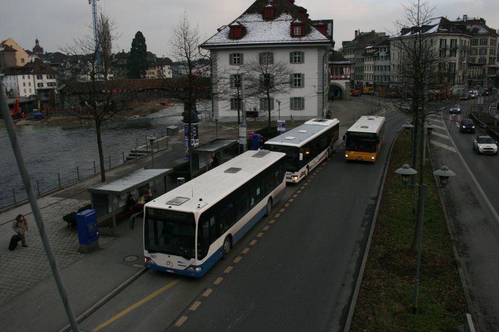 Zwischen dem Bahnhof und dem Kasernenplatz in Luzern sind Fahrzeuge von vier Busbetrieben anzutreffen. Drei davon konnte ich am 22.1.2010 am Kasernenplatz festhalten: VBL-Citaro 67 (2006), ARAG-Setra 319NF (2004) und ein N313 von PU Stirnimann (2002). 