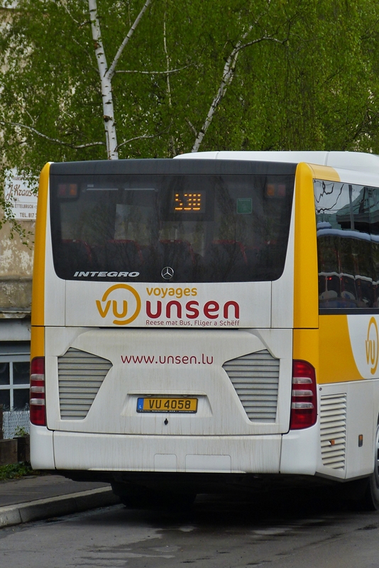  . VU 4058, Heckansicht des Mercedes Benz Integro von Voyages Unsen nahe dem Bahnhof von Ettelbrück.  25.04.2015