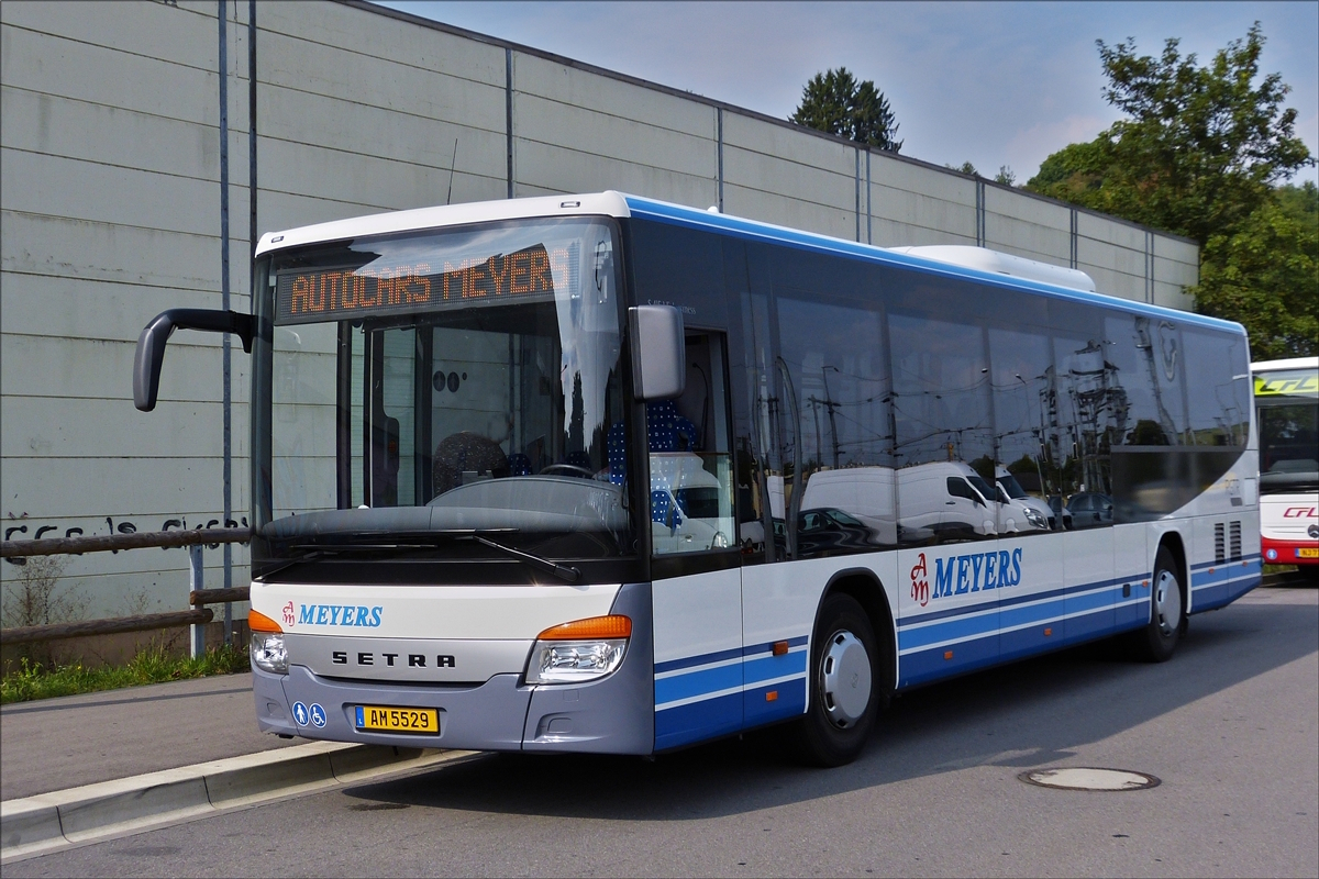 . AM 5529, Setra S 415 LE busines von Autocars Meyers wartet am Bahnhof von Ettelbrück auf seinen nächsten Einsatz.  27.08.2017.