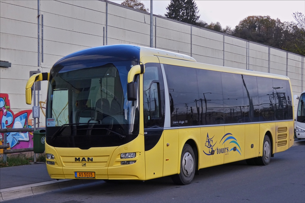 . AS 5015, MAN Lion's Regio, von AS Tours, legt am Busbahnhof 2 eine kurze Pause ein bevor er als SEV die Strecke Michelau - Goebelsmhle nach Kautenbach bedient.  30.10.2017