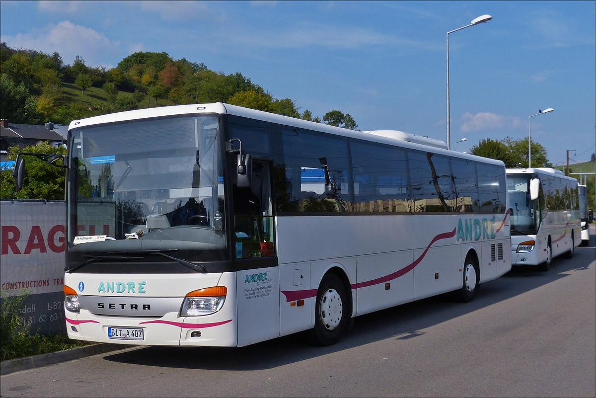 . Bit A 407, Setra S 415 UL, von Busreisen Andr aus Prm wartet etwas Abseits vom Bahnhof in Ettelbrck auf seinen nchsten Einsatz.  28.08.2017