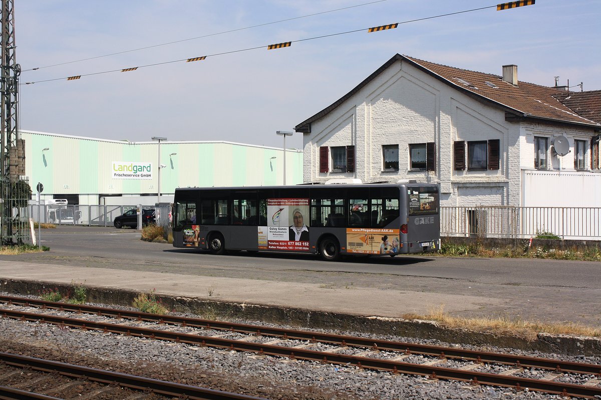  Ein Bus der RVK (Rheinland-Touristik) auf der Linie 818 (Hersel-Stadtbahn - Sechtem BF) beim verlassen der Haltestelle Roisdorf Bahnhof in Richtung Hersel-Stadtbahn.
Foto entstand auf dem Bahnsteig in Roisdorf.

Bornheim Roisdorf
20.07.2018