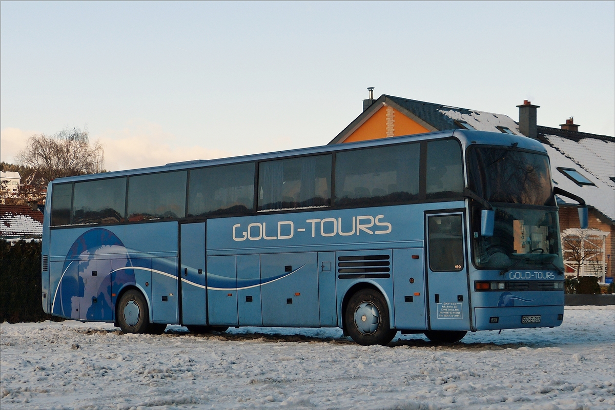  Eos Reisebus von Gold Tours wartet nahe Wiltz auf seine Fahrgäste.  17.01.2016