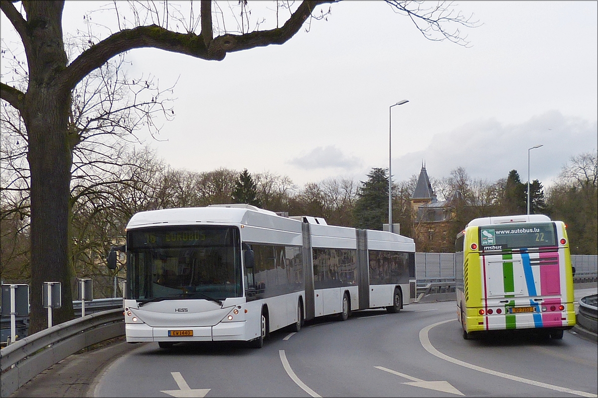 . EW 1440, dieser Hess LighTram Hybrid Doppelgelenkbus fuhr mir am 28.01.16 in der Stadt Luxemburg vor die Linse