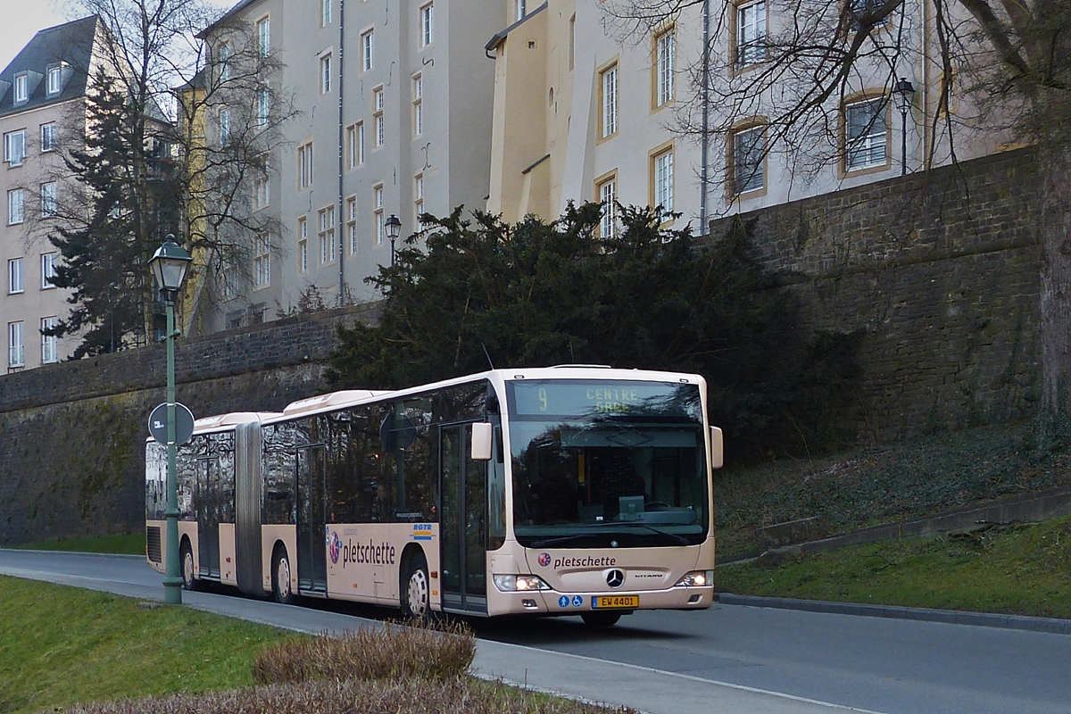 . EW 4401, Mercedes Benz von der Busfirma Pletschette unterwegs in den Strassen der Stadt Luxemburg.  23.03.2015