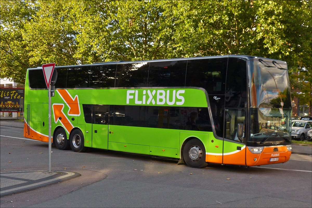 . Flixbus VanHool TXxx fährt am 10.09.2017 die Haltestelle am Bahnhof von Trier an.