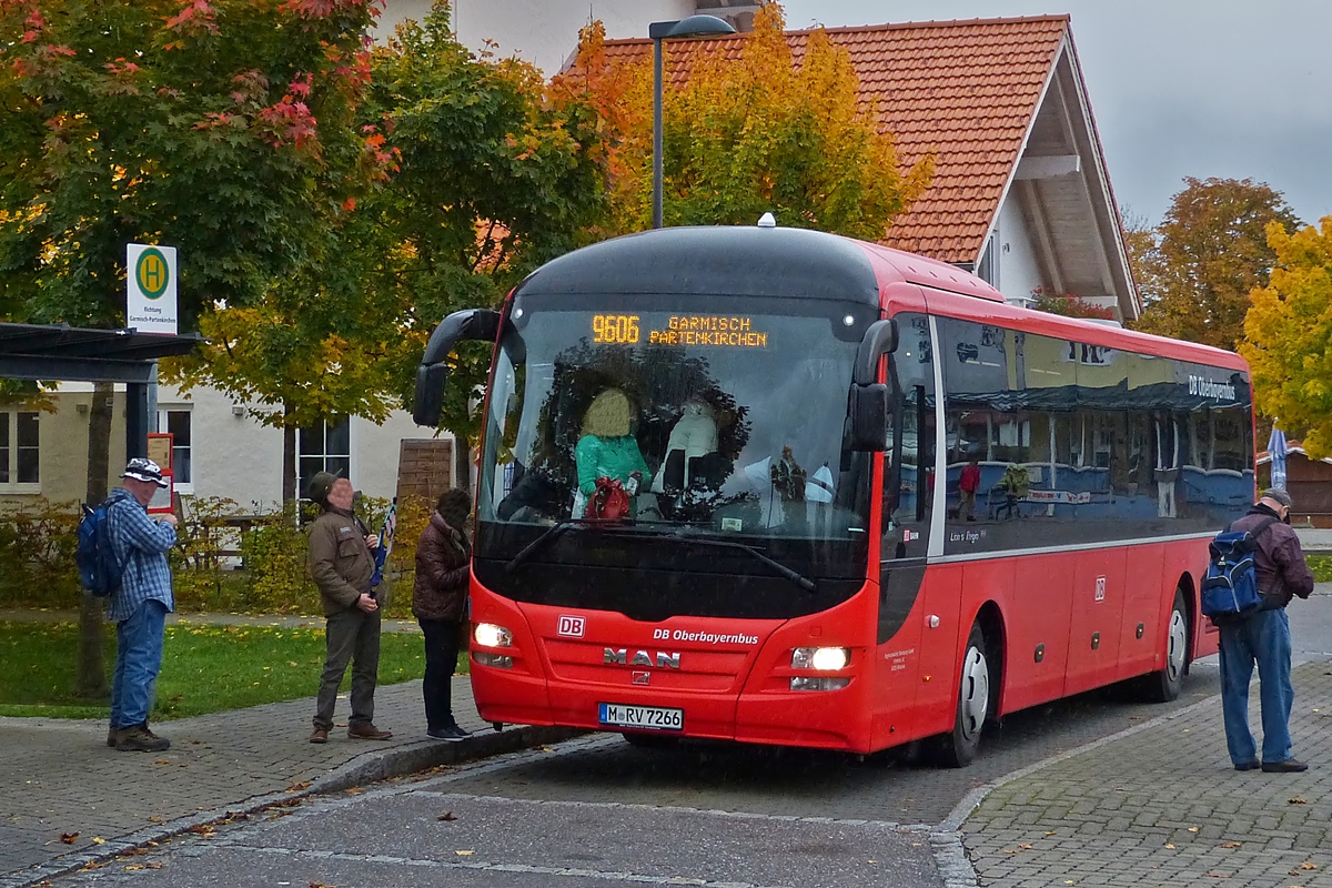 . MAN Lion's Regio lässt am Bahnhof in Oberamergau Fahrgäste einsteigen, bevor er seine Fahrt Richtung Garmisch-Partenkirchen fortsetzt.  08.10.2015