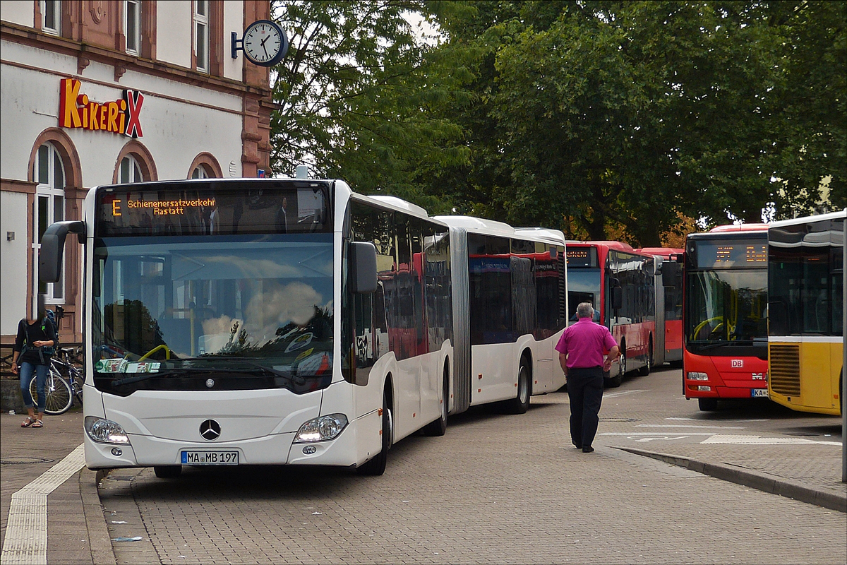 .  Mercedes Benz Citaro aufgenommen am Bahnhof von Baden Baden. hier stehen am 03.09.2017 mehrere Busse bereit um die Passagiere des in Kürze einfahrenden ICE aufzunehmen und diese zum Bahnhof von Rastatt zu bringen, wo die Passagiere  wieder in einen ICE einsteigen können und somit ihre Reise per Bahn fortsetzen können.