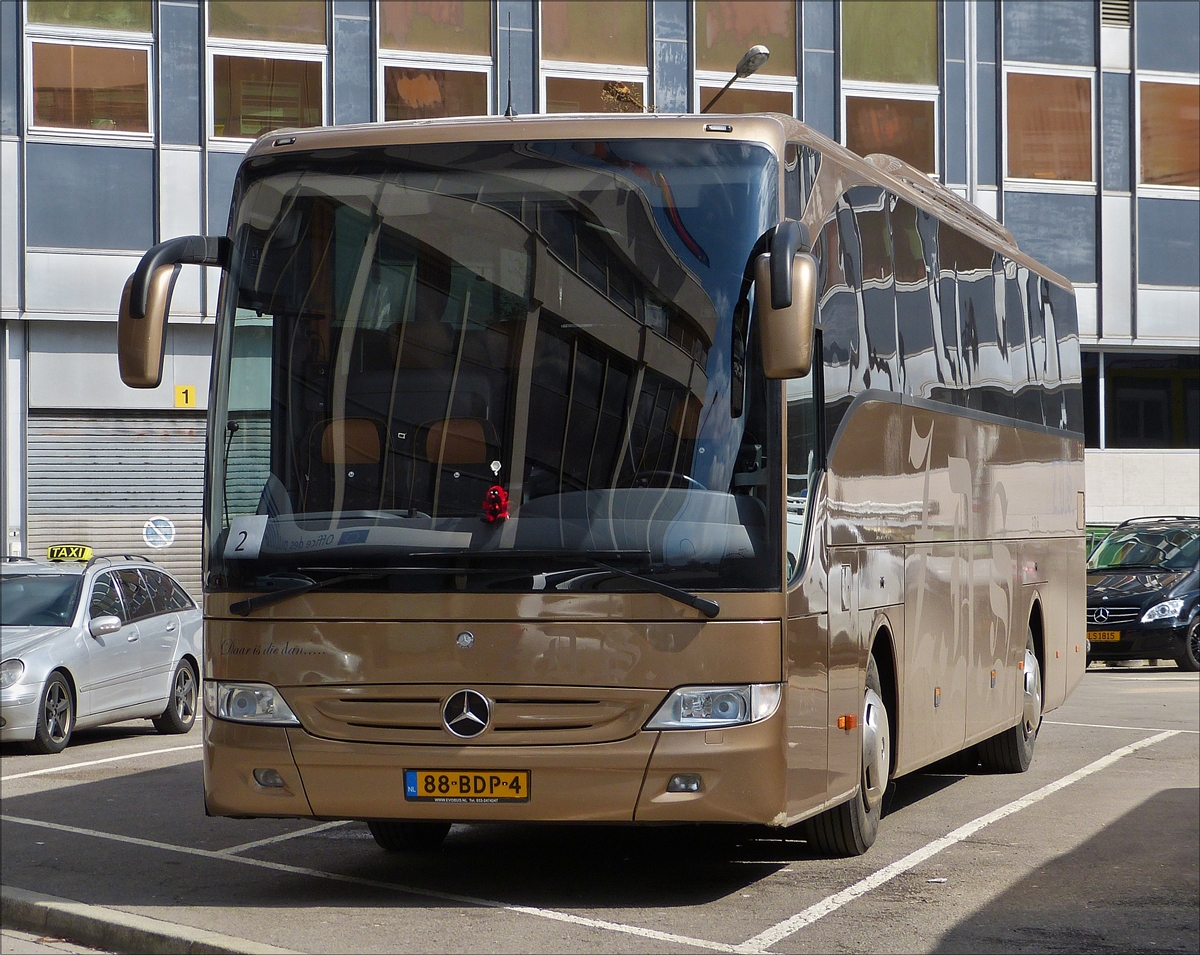 . Mercedes Benz Tourismo, aus den Niederlanden, gesehen am 06.04.2016 in der Stadt Luxemburg.