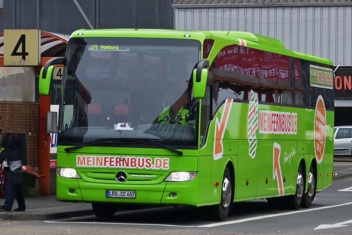 . Mercedes Benz Tourismo von Mein Fernbus steht in der Nähe des bahnhofs von Köln zur Abfahrt nach Hamburg bereit.  20.11.2014