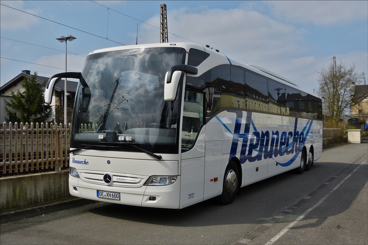 . OE-XH 600, Mercedes Benz Tourismo von Henneke, gesehen am 08.04.2017 in Grevenbrück am Bahnhof.