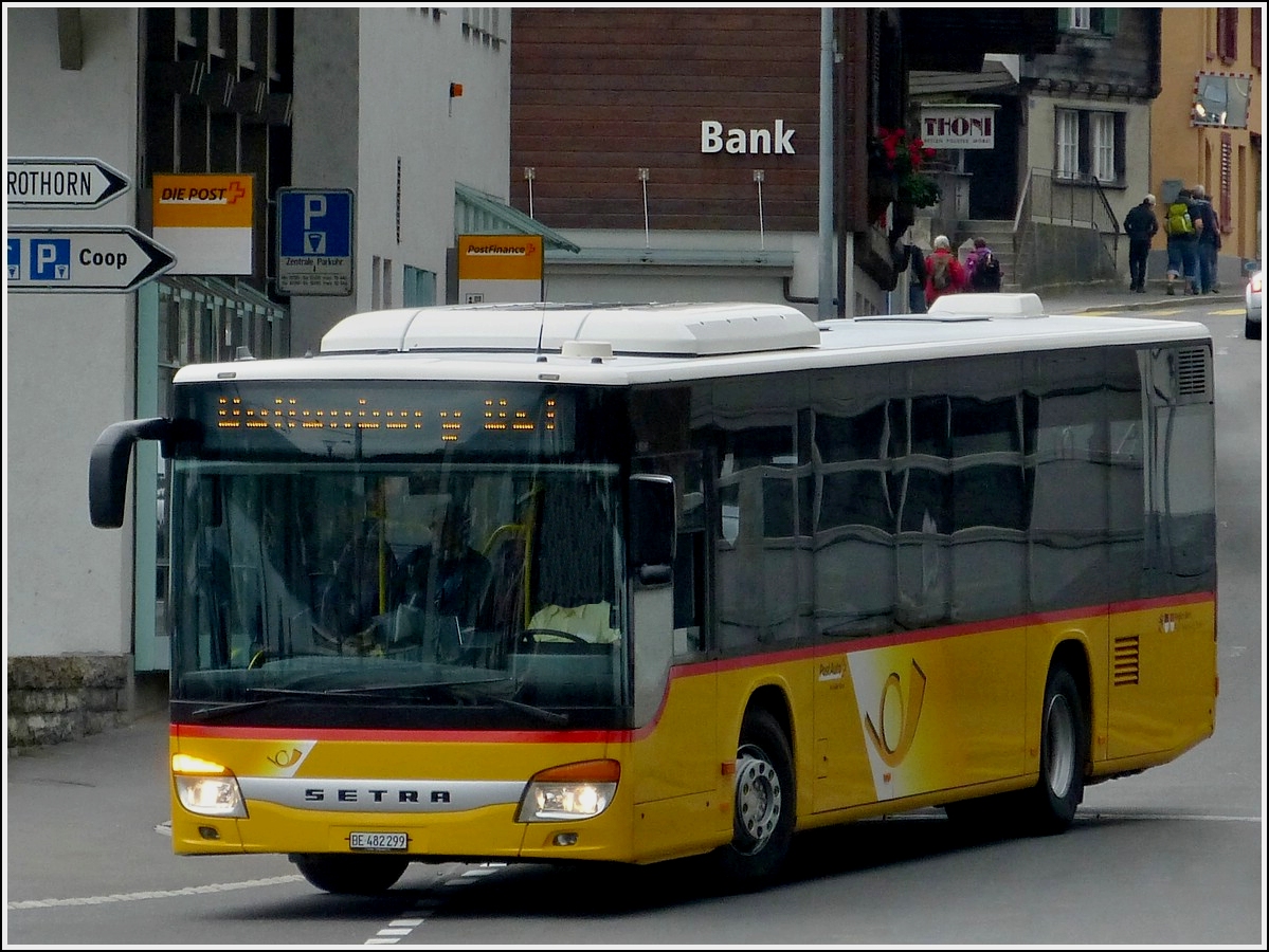 . Postauto Setra S 415 NF aufgenommen in den Straßen von Brienz am 29.09.2013.