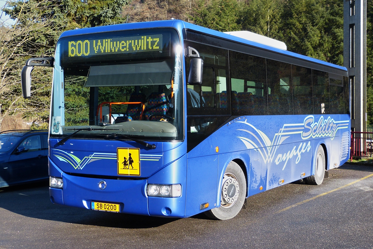 . SB 0200  Irisbus Crossway wartet am Bahnhof von Kautenbach auf die Ankunft der Zge aus den drei Richtungen. Aus Luxemburg, Troisvierges und von Wiltz.  04.02.2015