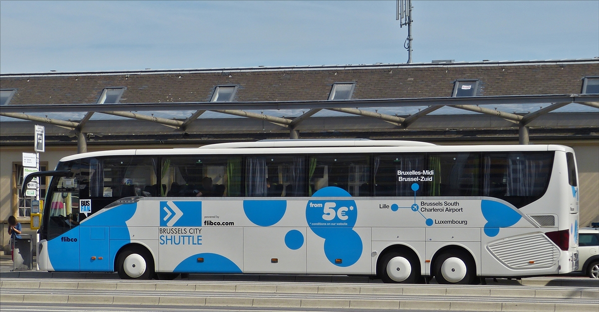 . Seitenansicht eines Setra S 517 HD, am Busbahnhof in Luxemburg. Von hier geht die Reise zum Flughafen von Charlereoi oder Brüssel in Belgien oder nach Lille in Frankreich.  30.08.2015