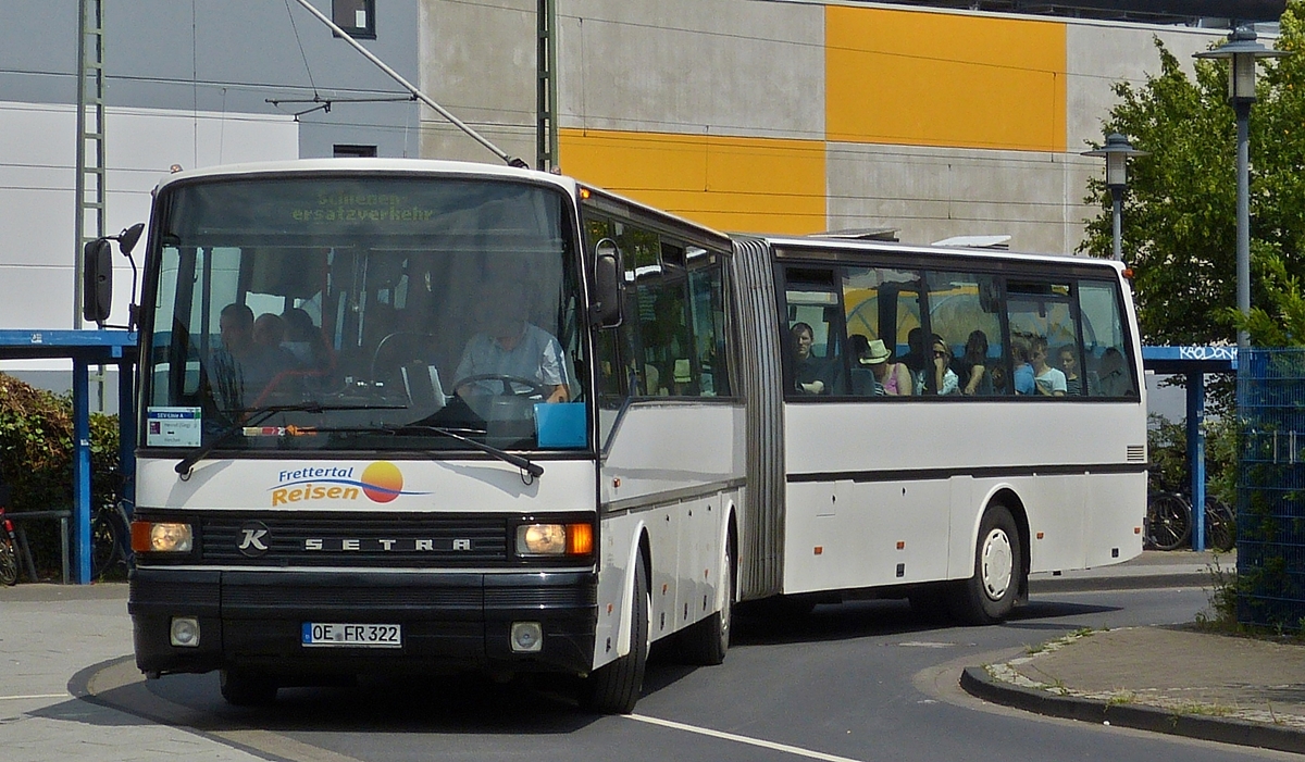 . Setra Gelenkbus im SEV Dienst, aufgenommen beim verlassen der Bushaltestelle am Bahnhof Hennef.  27.06.2015