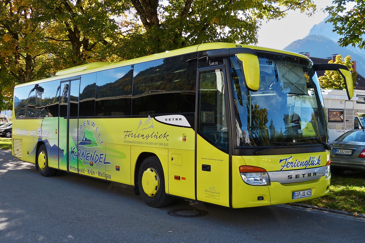 . Setra S 415 UL, Wander und Ski Bus am Karwendel, wartet am Bahnhof in Mittenwald auf seinen nchsten Einsatz. Oktober 2015  
