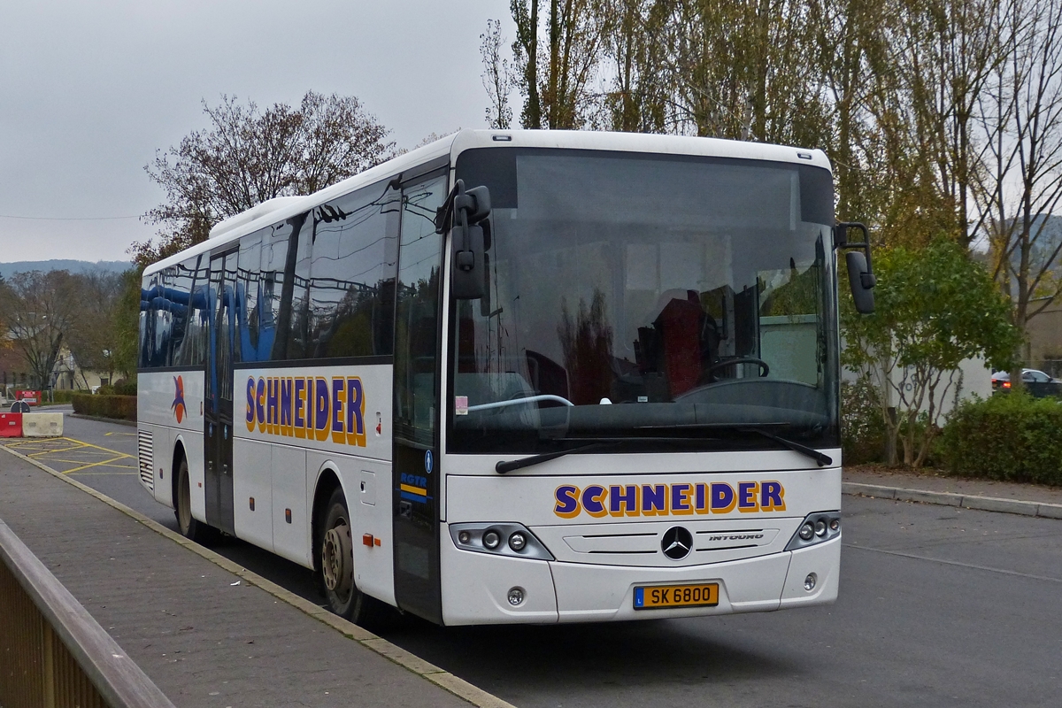 . SK 6800  Mercedes Benz Intouro des Busunternehmens Schneider aus Kehmen, aufgenommen am 06.11.2014 am Bahnhof in Ettelbrck.