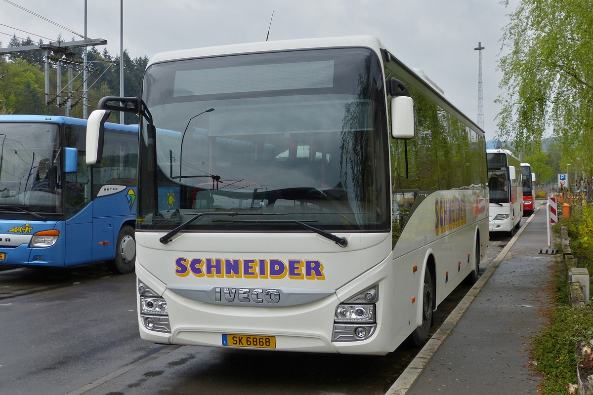 . SK 6868, Iveco Crossway von Voyages Schneider aus Kehmen, aufgenommen nahe dem bahnhof von Ettelbrück.  25.04.2015