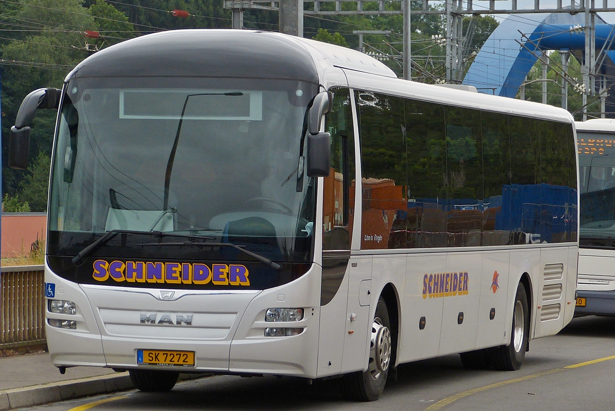 . SK 7272,  MAN Lion's Regio des Busunternehmens Schneider, steht am 13.07.2015 in Ettelbrück am Bahnhof.
