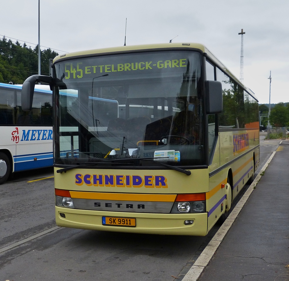 . SK 9911, Setra S 315 UL des Busunternehmens Schneider, wartet am Bahnhof in Ettelbrück auf seinen nächsten Einsatz.  17.08.2015