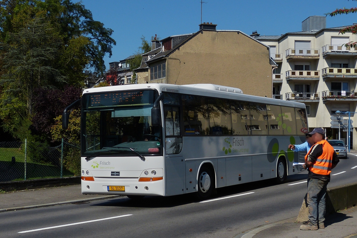 . SL 3137, Van Hool der Busunternehmens Frisch (Sales Lentz group) gesehen am 12.09.2014 in Ettelbrück.