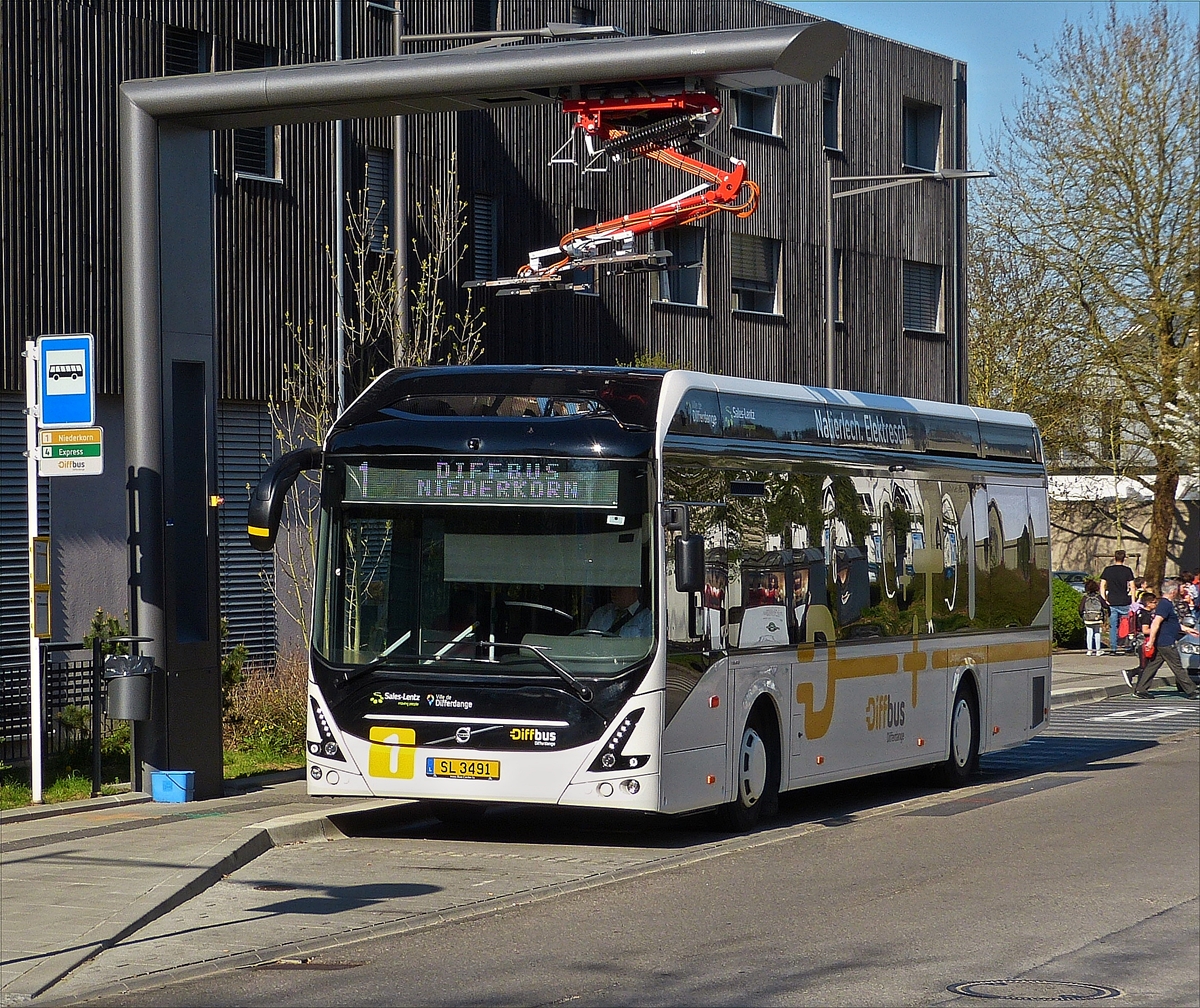 . SL 3491, Volvo 7900 Elektrik von Sales Lentz, an der Endhaltestelle in Niederkorn, die ladeeinheit wird gerade gelst, somit wird der Bus die Fahrt gleich fortsetzen. Ein Ladevorgang dauert drei bis sechs Minuten, damit knnen die Busse bis zu 7 Km emissionsfrei zwischen 2 Ladevorgngen fahren.  18.04.2018
