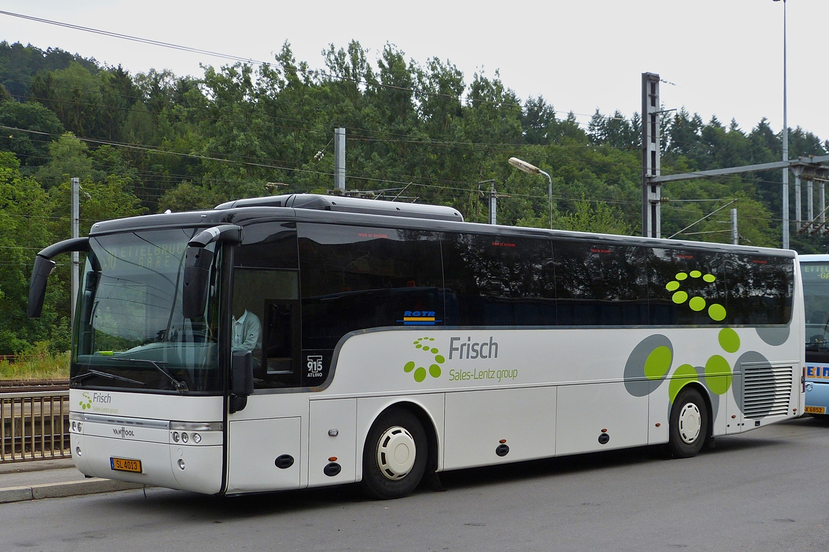 . SL 4013,  VanHool T 915 Altino, der Busfirma Frisch (Sales Lentz Group); ist gerade am Bahnhof in Ettelbrück angekommen.  13.07.2015

