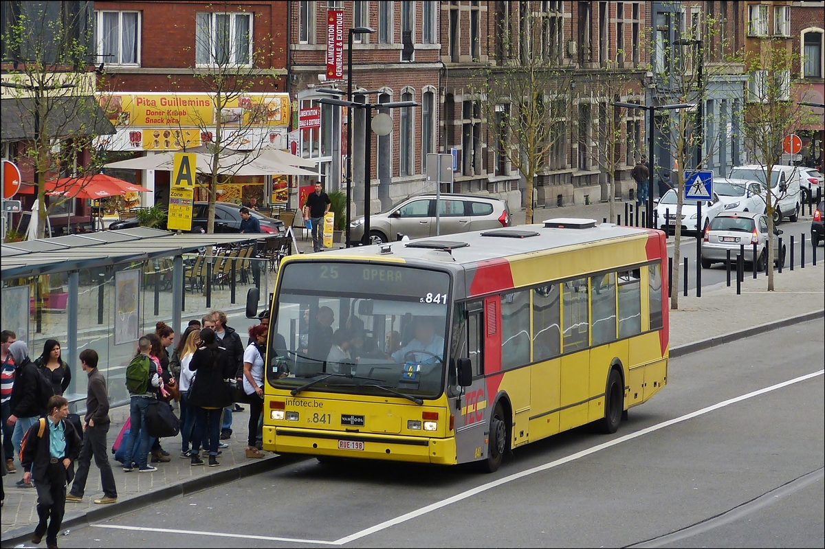 .  Van Hool Bus vom TEC am Bahnhof in Lüttich am 04.04.2014.