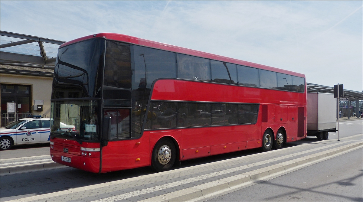 . VanHool Doppeldeckerbus mit Hnger am Busbahnhof in derStadt Luxemburg.  30.08.2015