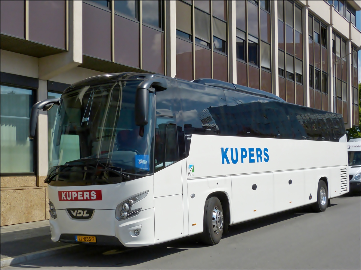 . VDL Futura der Firma Kupers aus den Niederlanden, gesehen in Stadt Luxemburg am 16.04.2014.