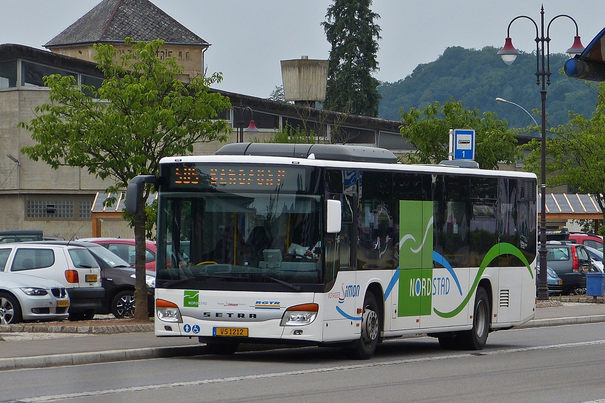 . VS 1212, Setra S 415 NF, von Voyages Simon aus Diekirch mit der Werbung als Nordstadtbus aufgenommen am Bahnhof in Diekirch am 10.08.2015.