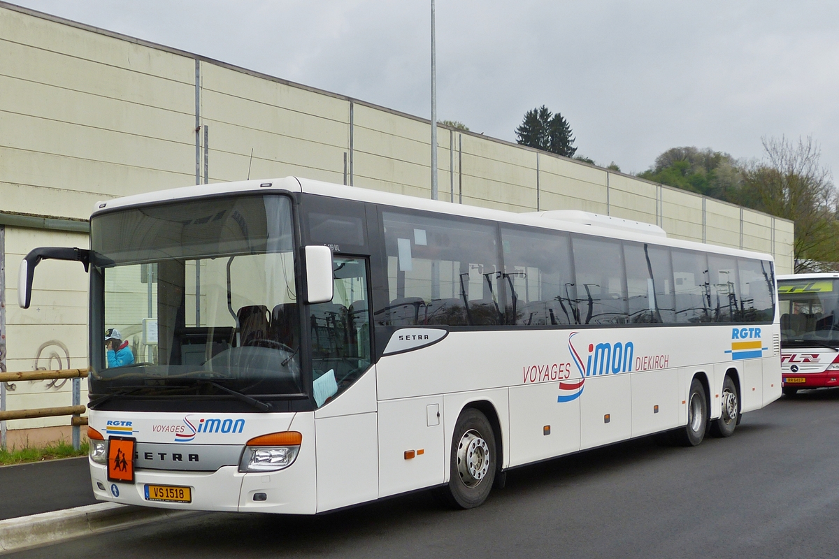 .  VS 1518, Setra S 419 von Voyages Simon aus Diekirch am Busbahnhof in Ettelbrück. 25.04.2015