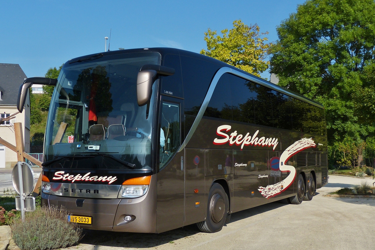 . VS 3033 Setra 416 HDH, wartet in Grevenmacher auf einem Parkplatz auf seine Reisegesellschaft. 17.09.2014