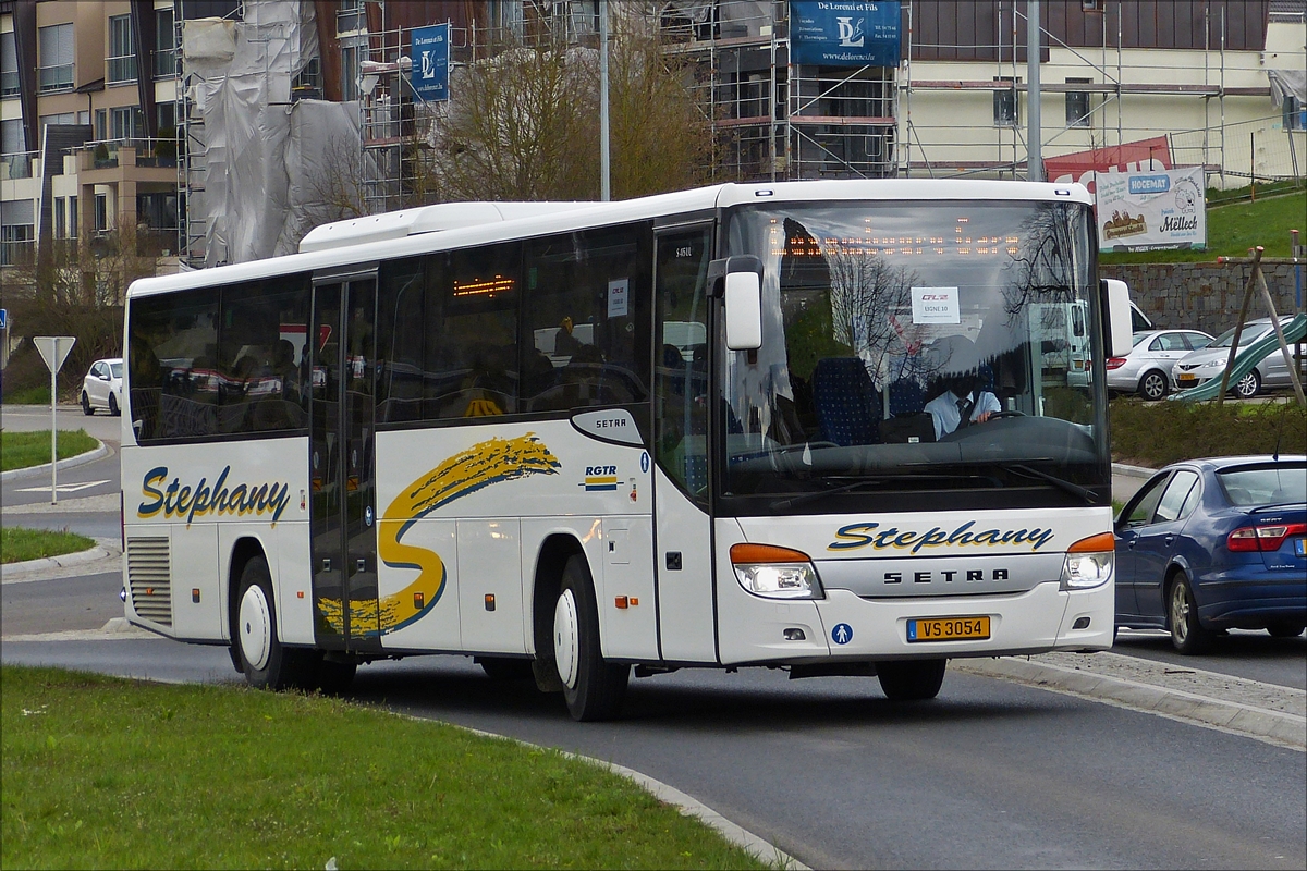 . VS 3054, Setra S 415 UL von Autocars Stephany, als SEV unterwegs zwischen Ettelbrück und Luxemburg, aufgenommen nahe Lorentzweiler am 06.04.2016.