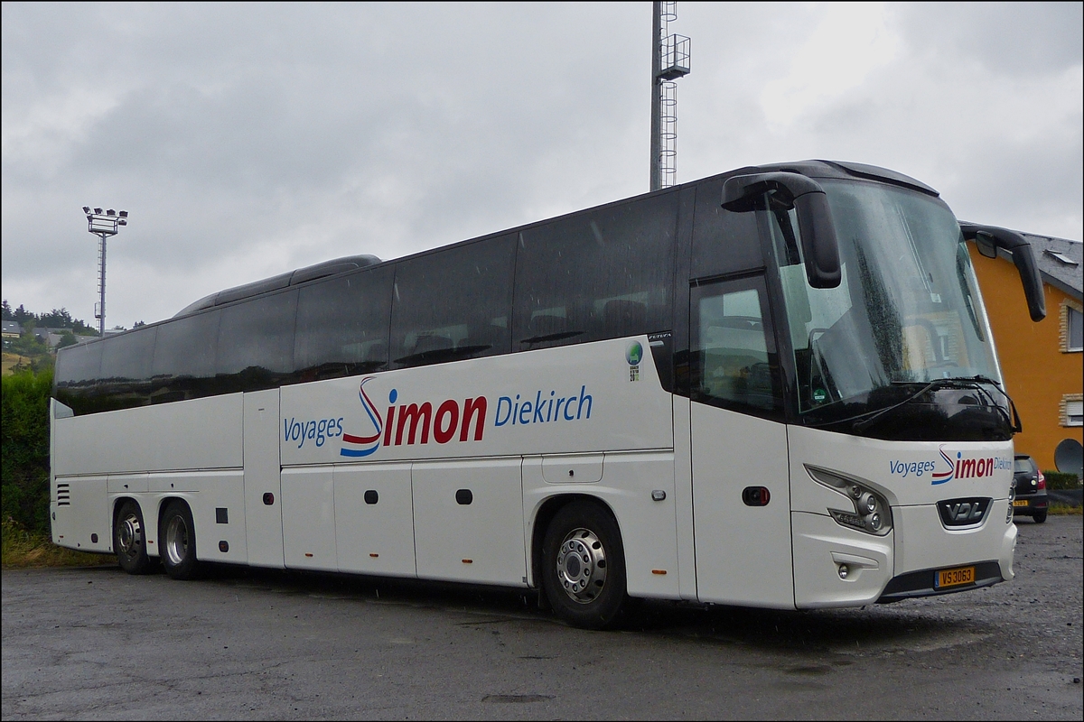 . VS 3063, VDL Futura von Busunternehmen Simon aus Diekirch, aufgenommen whrend einer Regenschauer in der Nhe von Wiltz. 28.06.2014 
