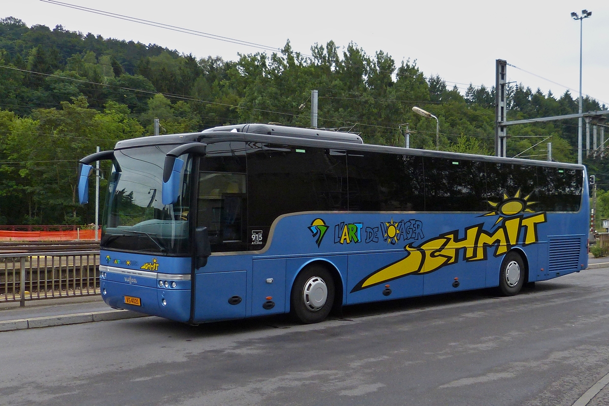 . VS 4021 VanHool T 915 Altino von Voyages Schmit gesehen am Bahnhof in Ettelbrck am 17.08.2015.