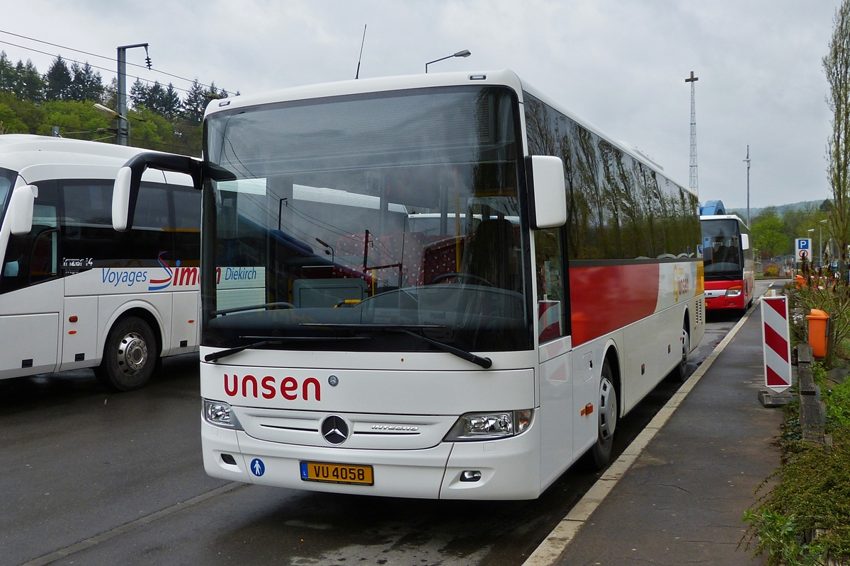 . VU 4058, Mercedes Benz Integro von Voyages Unsen wartet nahe dem Bahnhof von Ettelbrück auf seinen nächsten Einsatz.  25.04.2015