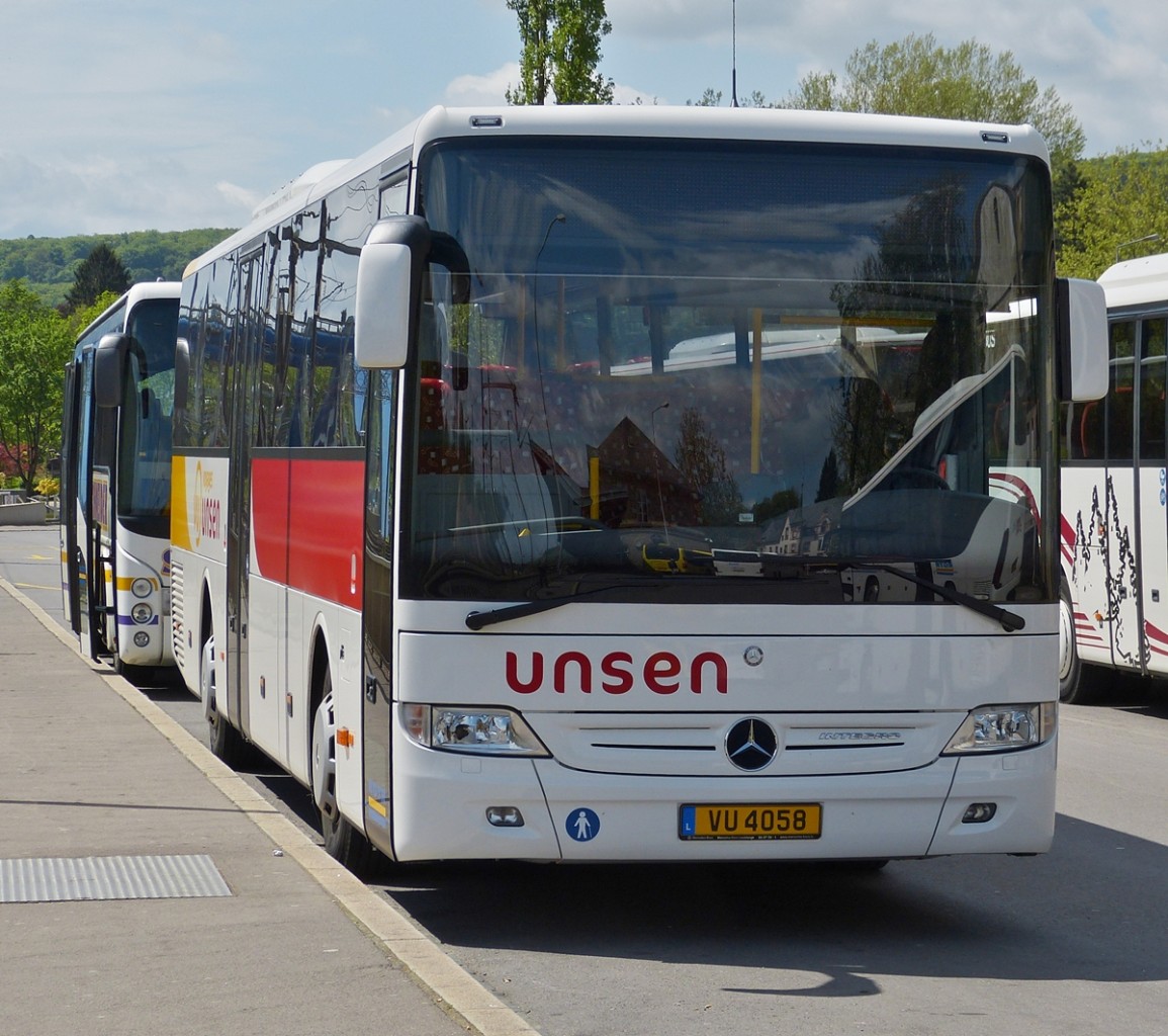 . VU 4058,  Mercedes Benz Integro von Voyages Unsen, gesehen am Bahnhof in Ettebrck am 09.05.2015.