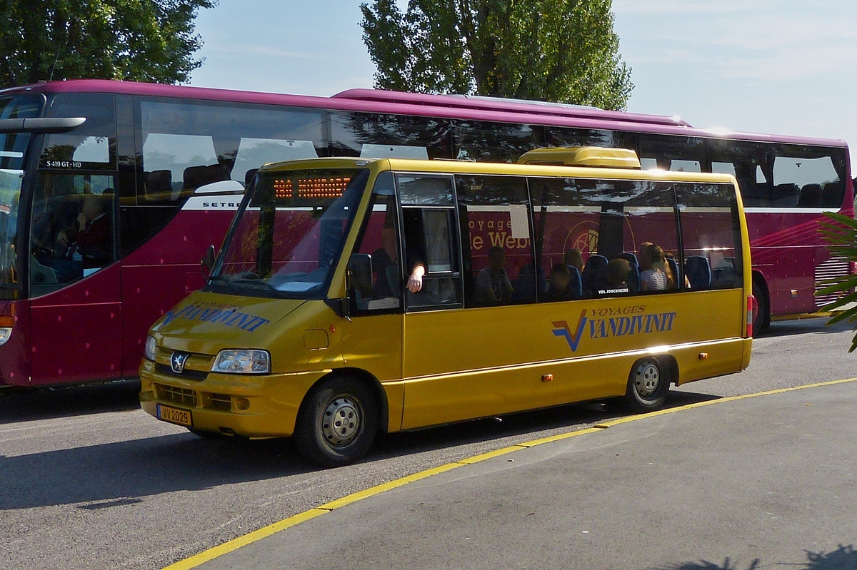 . VV 2029 Peugeot Kleinbus des Busunternehmens Vandivinit macht sich auf den Weg von Remich nach Mondorf.  17.09.2014