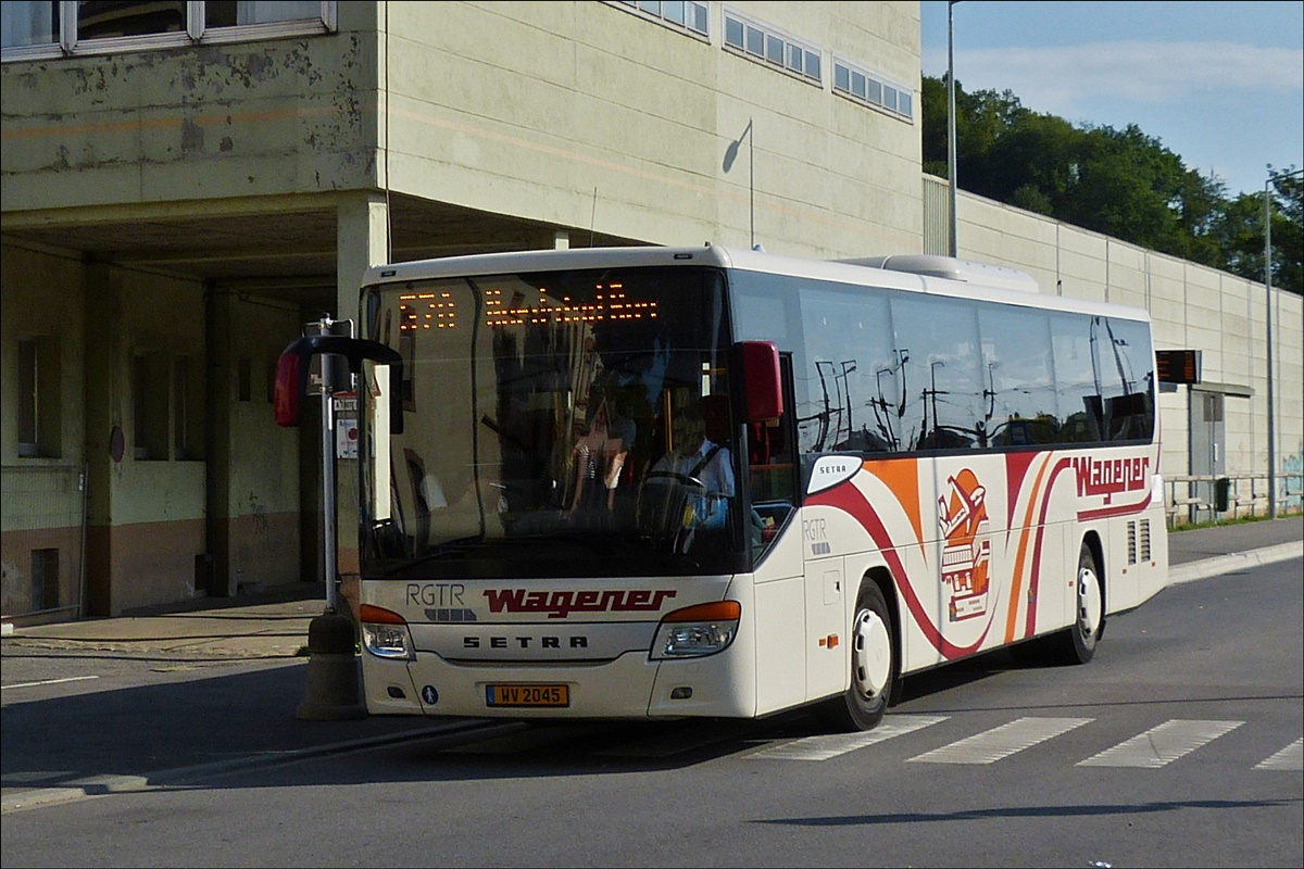 . WV 2045, Setra 415 UL von Voyages Wagener an der Bushaltestelle Ettelbrck Bahnhof. 22.07.2017