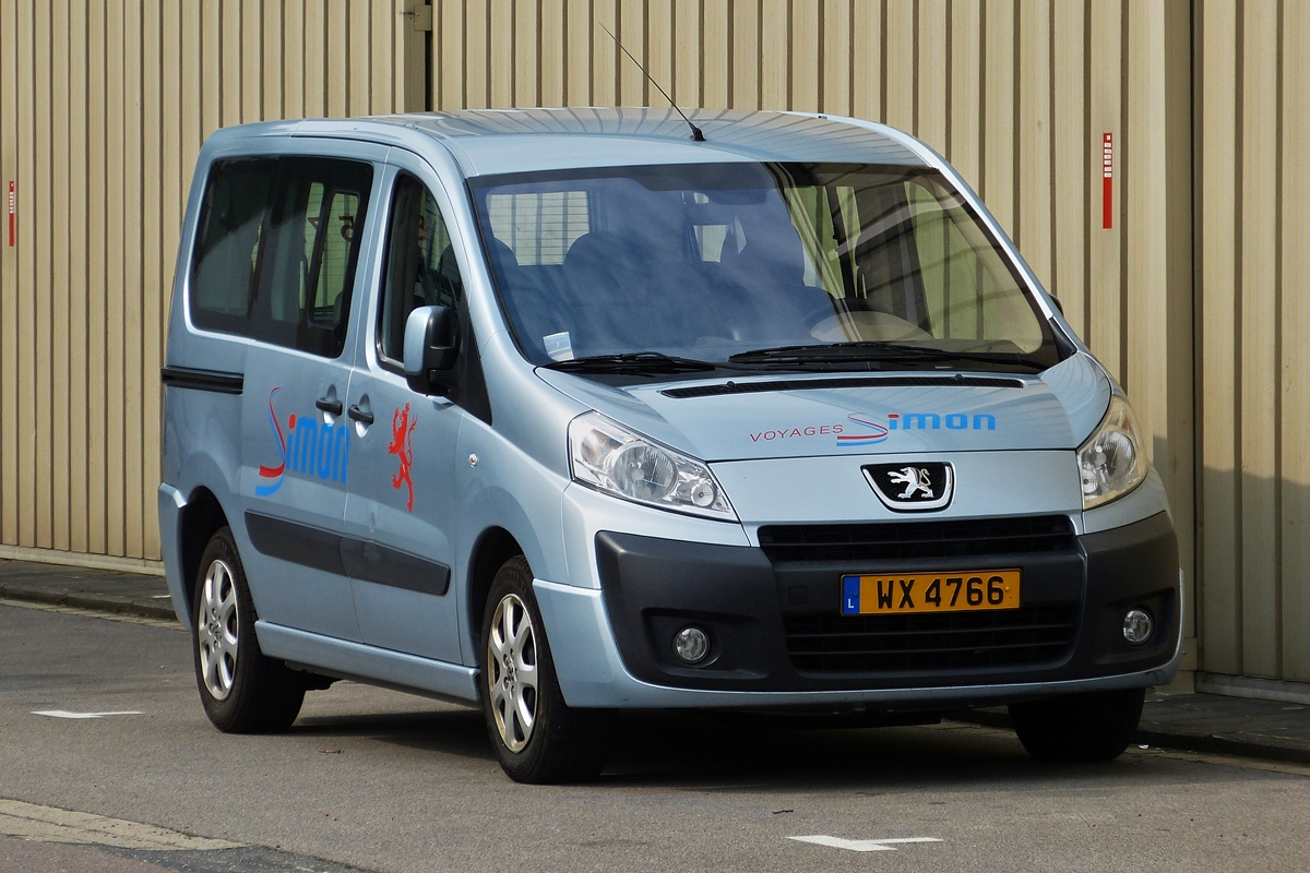 . WX 4766, Peugeot Partner als Kleinbus wartet in Diekirch auf den nächsten Einsatz.  09.08.2015