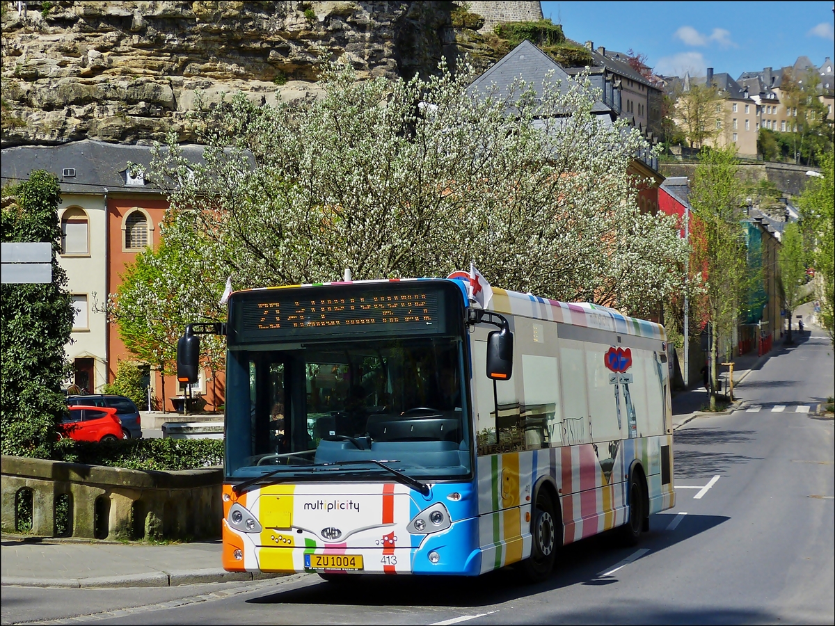 .  ZU 1004  Heuliez Bus  bedient seine Strecke im Stadtgebiet von Luxemburg. 16.04.2014