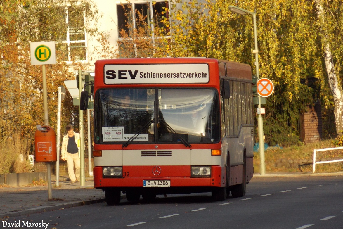 03.11.2013 ein ehemaliger KVB Kölner O405N2 welcher nun für  der Tempelhofer  fährt am Bahnhof Wannsee.