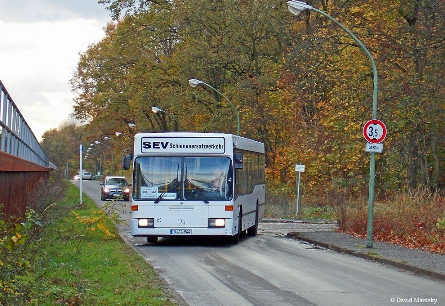 03.11.2013 ein ehemaliger O405N2 der BVG verlässt den S Grunewald, er ist für  der Tempelhofer  im Einsatz.